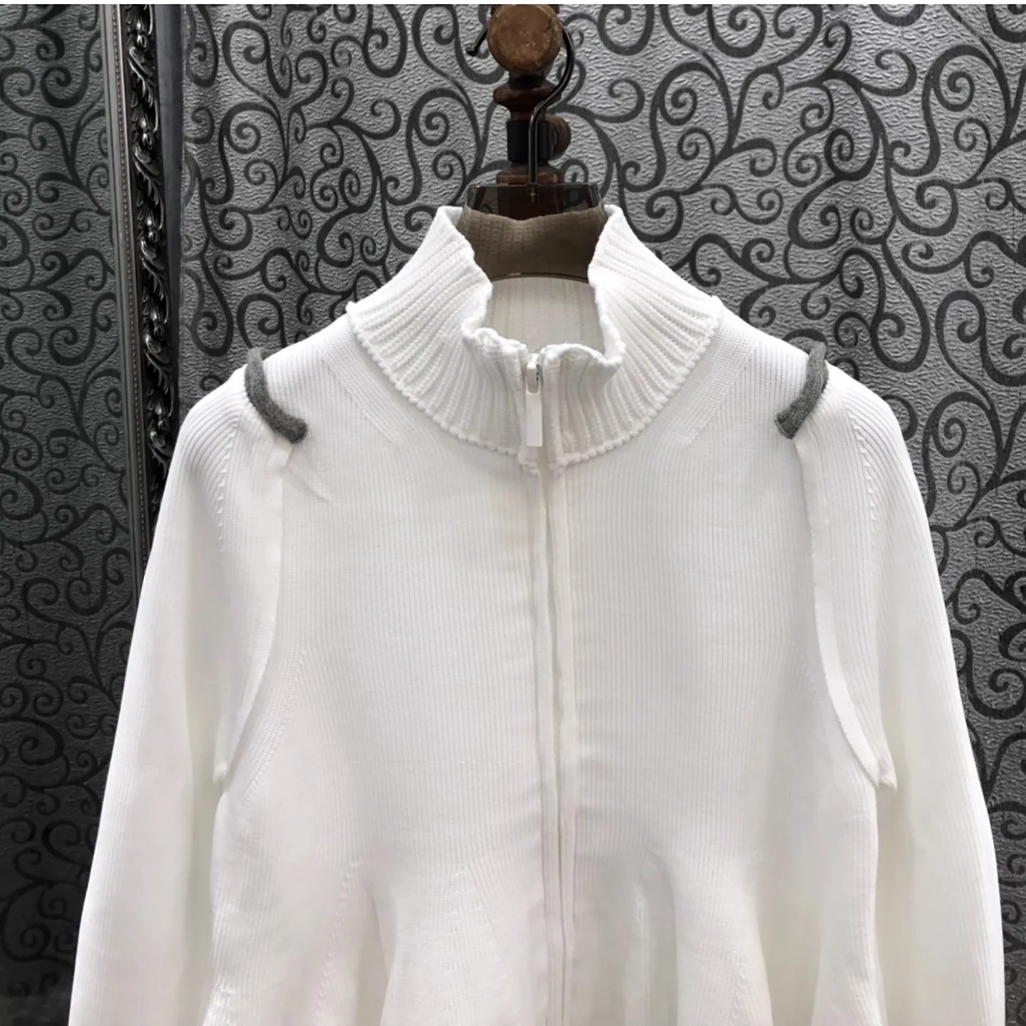 เสื้อคาร์ดิแกนไหมพรมคุณภาพสูงแบบใหม่ประจำฤดูใบไม้ร่วง-ฤดูหนาว 2025 เสื้อผ้าผู้หญิง คอเต่า ซิปหน้า แขนยาว สีขาวดำ