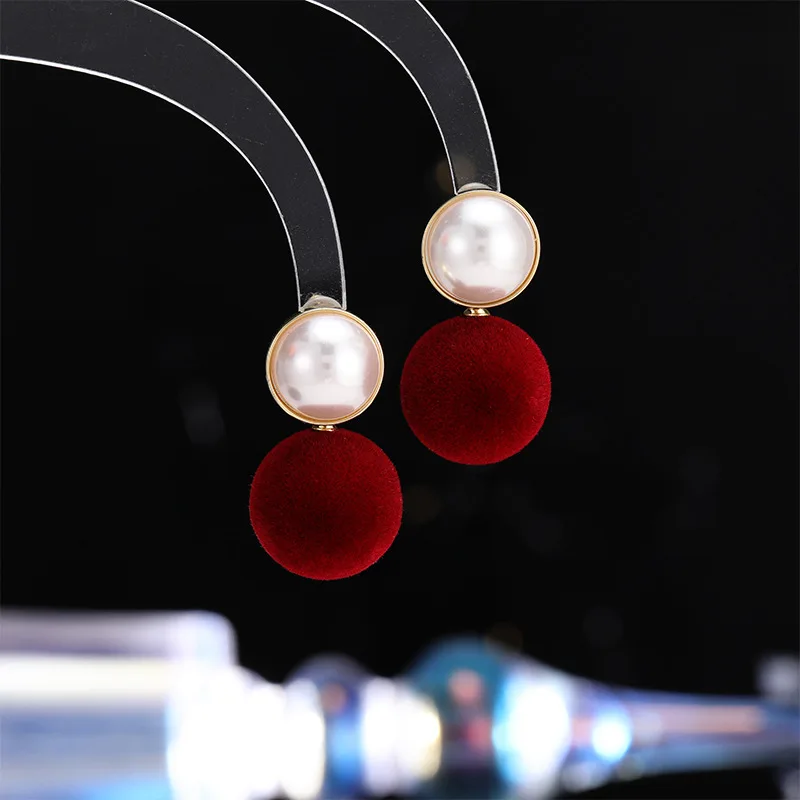 

Retro color-blocking velvet wine red pearl earrings, niche stud earrings, high-end and elegant, versatile earrings