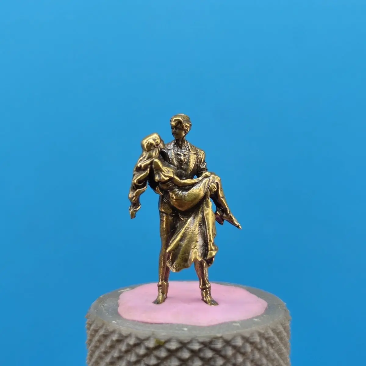 Brass Tyrannical CEO Princess Hug Couple Miniature Dolls 1/64 Model Micro Landscape Figurine Decorative Ornament