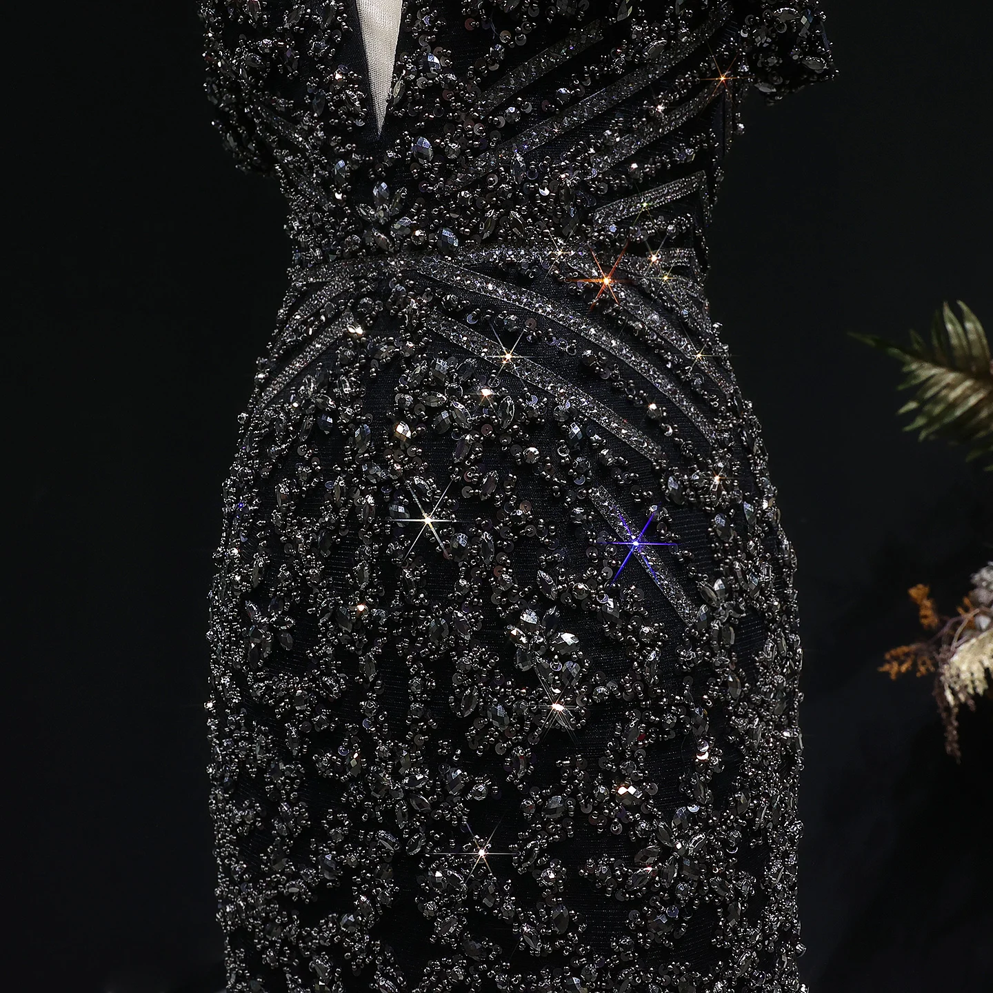 Sharon Said Schwarzes schulterfreies Kleid mit tiefem V-Ausschnitt und schweren Perlenverzierungen, kurzes Cocktailkleid für Abschlussball und Party, Dubai, RM131, maßgeschneidert – Detail 9