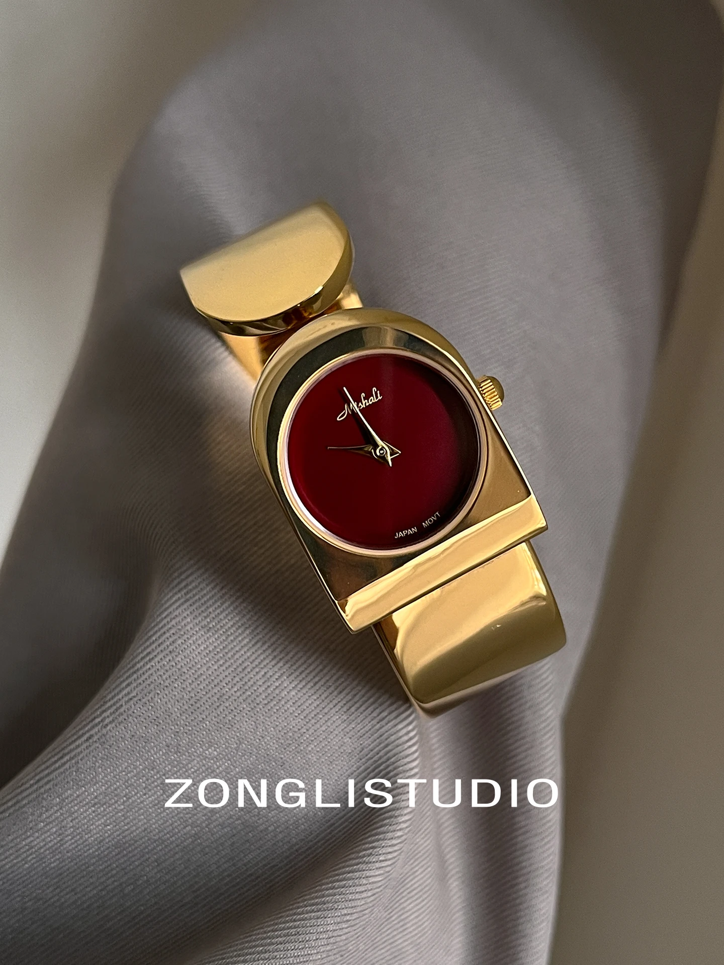 ساعة نسائية فاخرة أصلية، طراز سوار مربع بسيط، ساعة دائرية صغيرة معدنية راقية، ساعة يد عصرية.