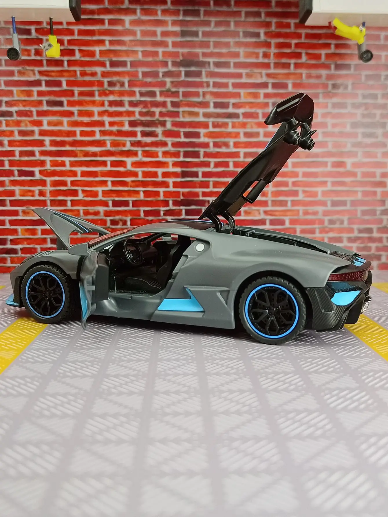 

1:32 DIVO alloy car model doors and the front hood and trunk door can be opened rich details, fine workmanship, and good quality