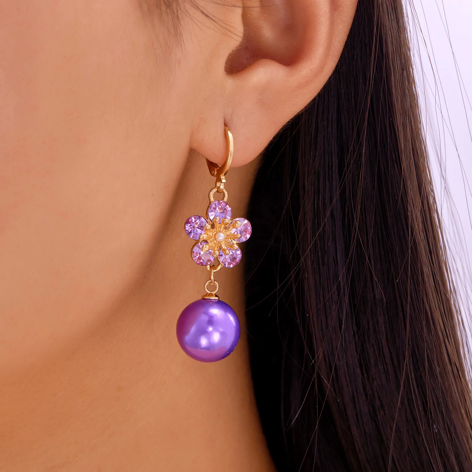 Luxuriöse Blumen-Tropfen-Ohrringe für Frauen, exquisites Zirkon-Intarsien-Blatt, vielseitiger Schmuck für den täglichen Gebrauch, lila Imitationsperlen-Ohrringe – Detail 13