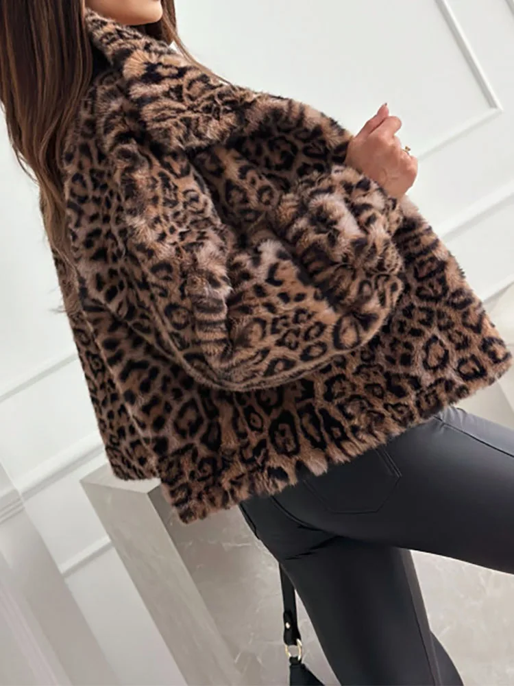 Podzimní elegantní chlupatý klopový měkký krátký svrchní kabát zimní ležérní volné bundy s dlouhým rukávem 2025 módní dámské kabáty s leopardím potiskem - náhled 3