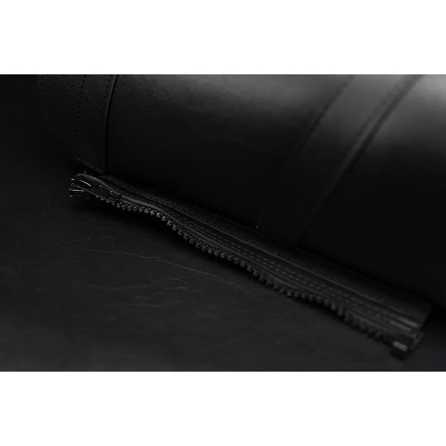 Zestaw sakw motocyklowych ze skóry syntetycznej z serii Deluxe w kolorze czarnym, uniwersalny, zaprojektowany do jazdy długodystansowej i miejskiej.