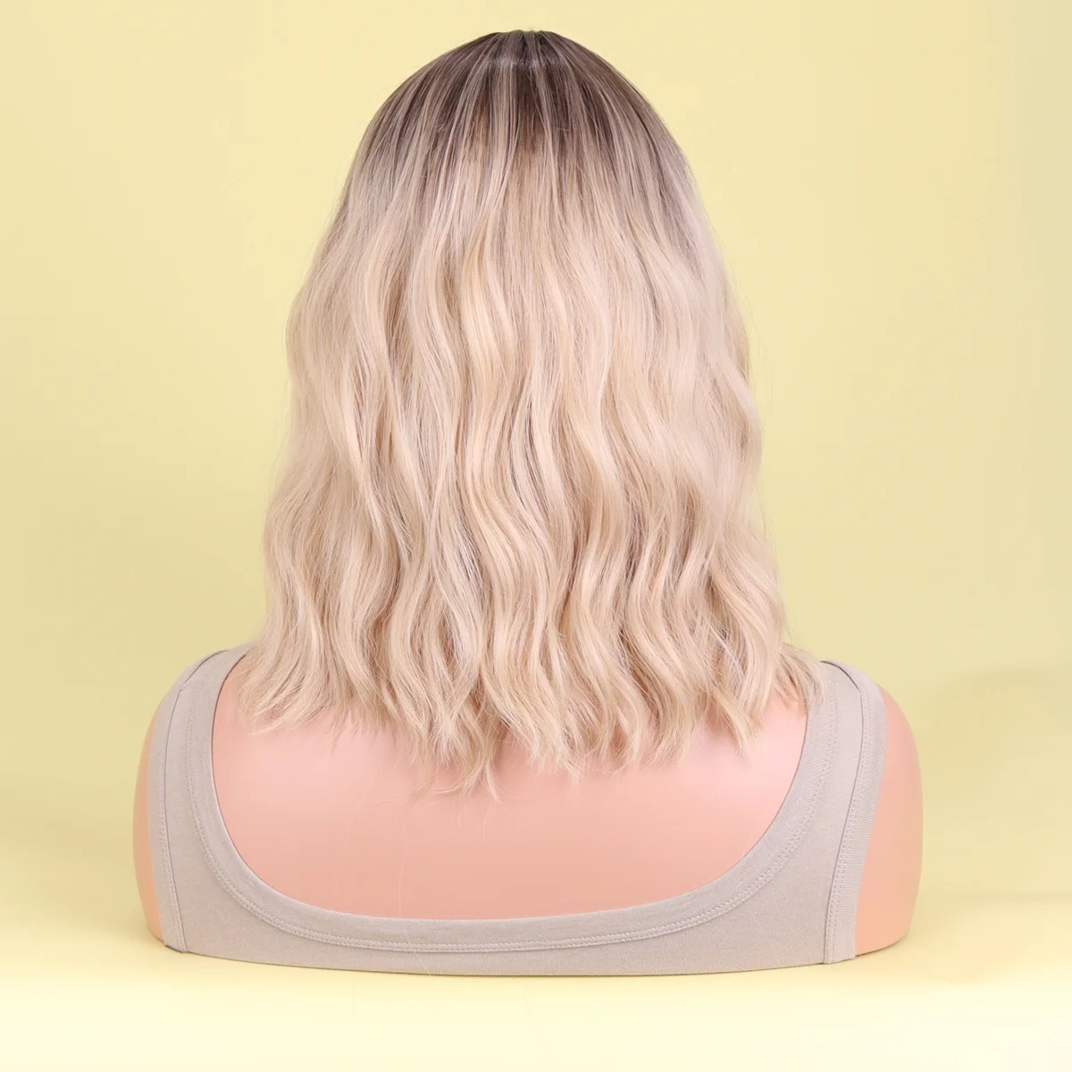 Peruki krótkie, kręcone, do ramion, w różnych stylach, pełne krycie głowy.