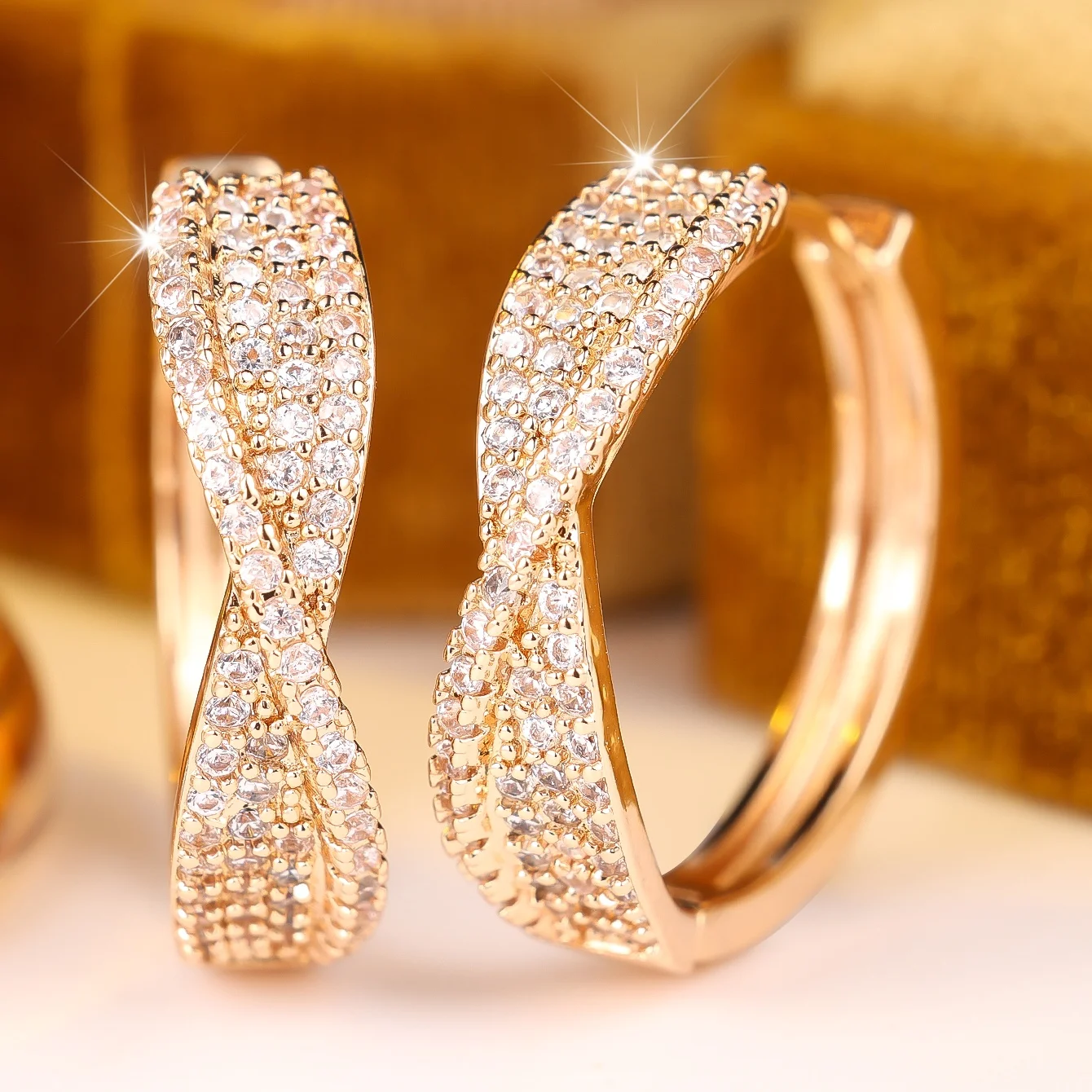 Kleine geometrische weiße Zirkonia-Ohrringe, modische Creolen, luxuriöser goldfarbener Hochzeitsschmuck für Damen