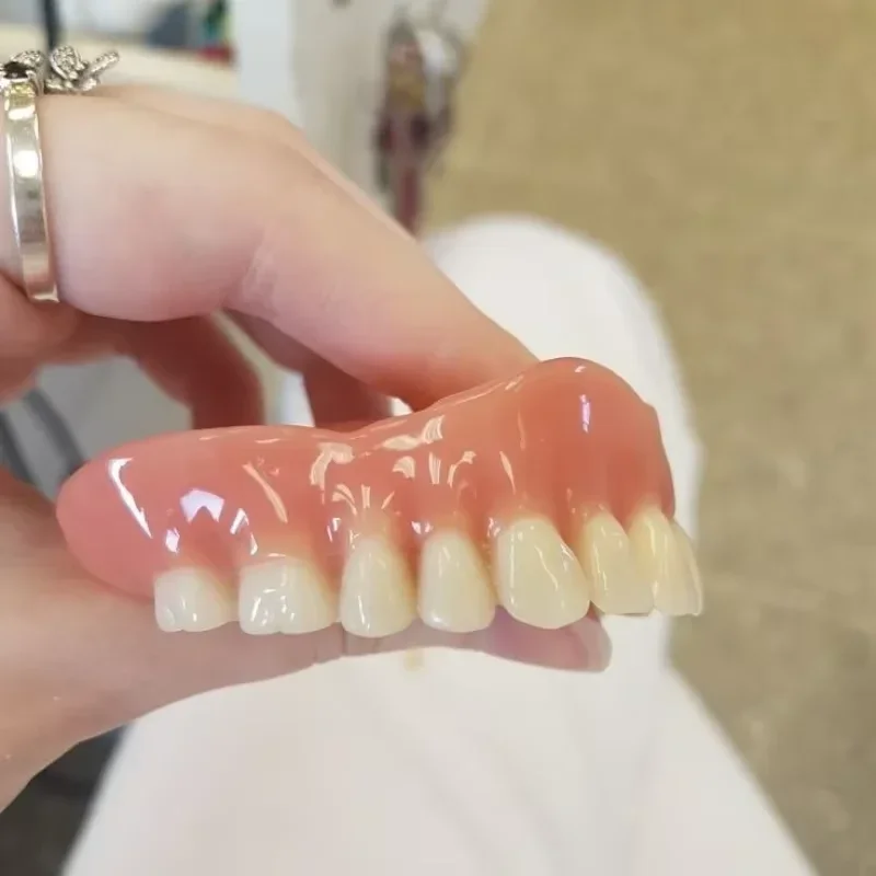 dentaduras-comodas-y-de-alta-calidad-dientes-postizos-de-aspecto-natural-y-realista-para-una-sonrisa-segura-dentaduras-comodas-y-realistas-que-se-ajustan-perfectamente