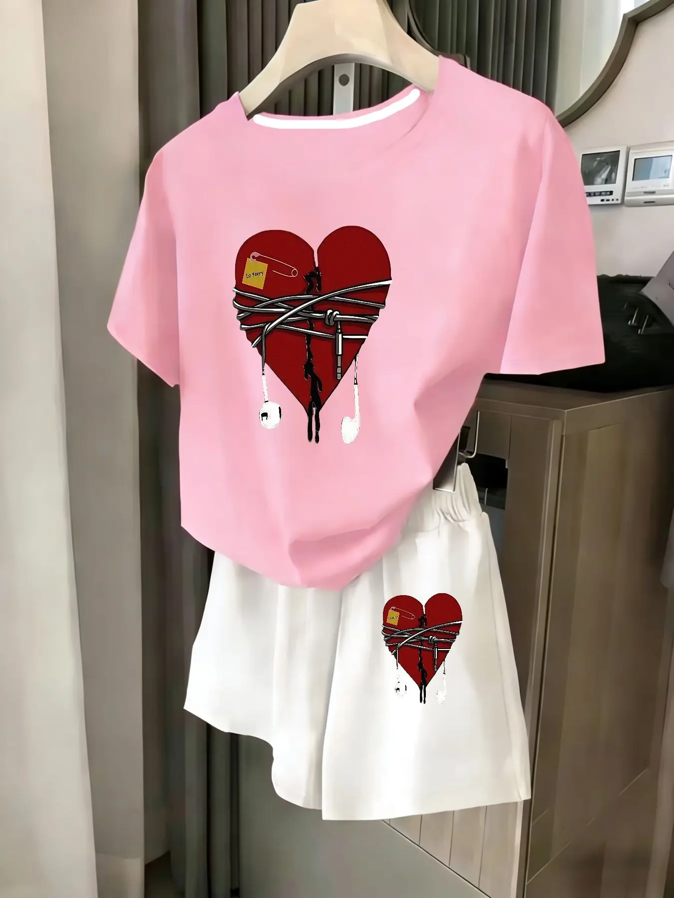 

Женский комплект из 2 предметов, летний комплект для пляжного отдыха, повседневная футболка с круглым вырезом и короткими рукавами, шорты с эластичной резинкой на талии, удобный костюм