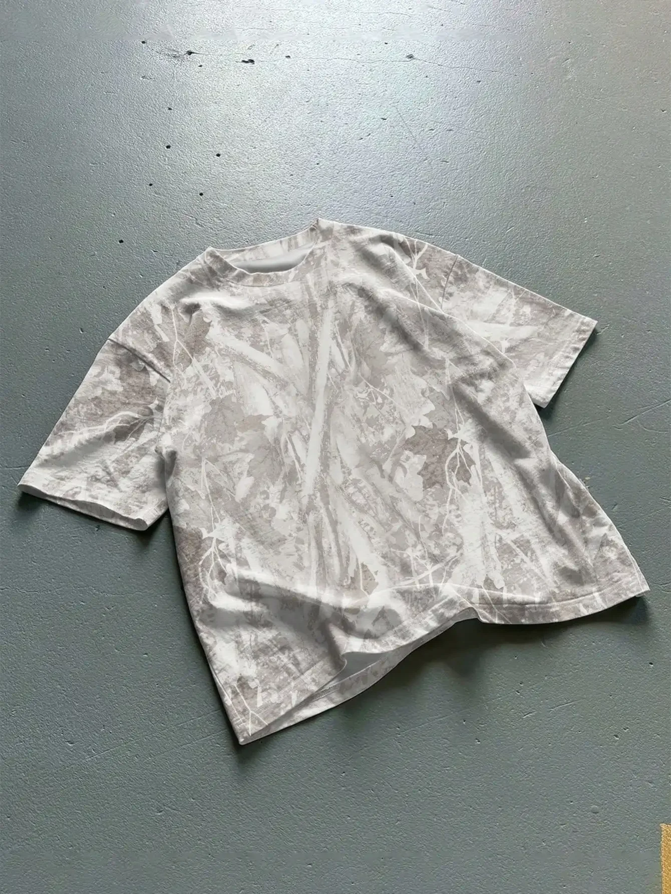 

Мужская футболка оверсайз с круглым вырезом и абстрактным принтом в виде листьев