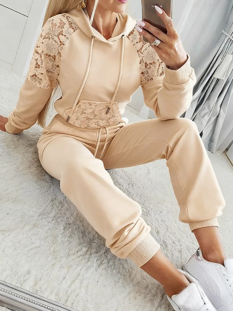 

Комплект из двух предметов: кружевная толстовка с капюшоном и карманами на шнурке, комплект спортивных штанов с эластичной резинкой на талии