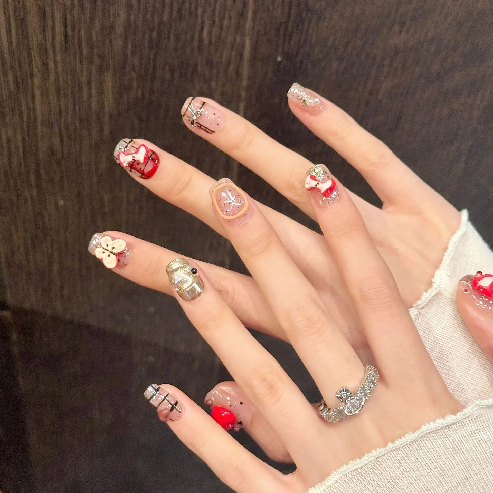 Sztuczne paznokcie 2025 Nowy Butik Ręcznie Rysowany Wzór Kratki [Owoce Ping'an] Tajemnicza Atmosfera Naklejki na Paznokcie Prezent dla Dziewczyny na Halloween