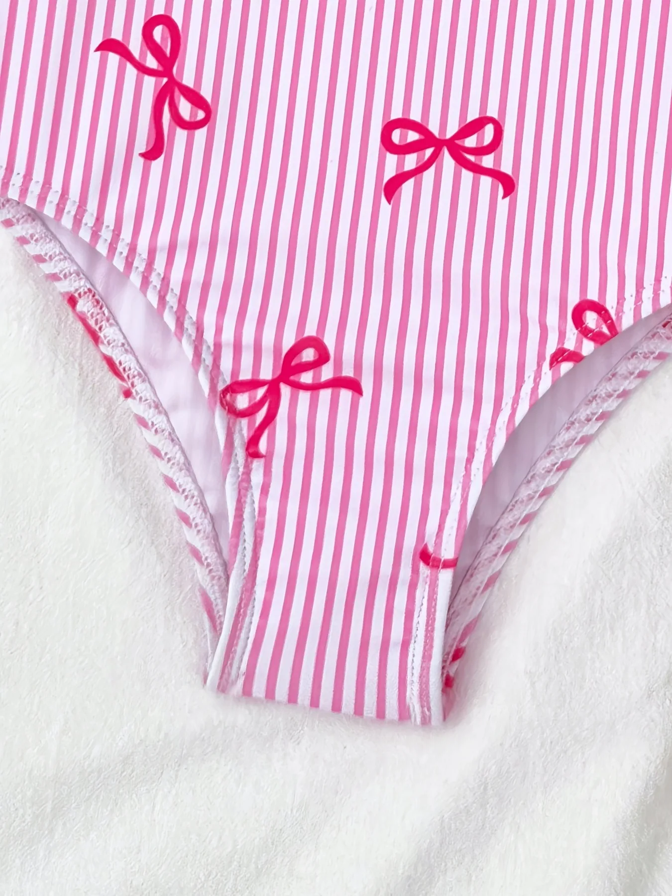 Niedlicher, einteiliger Badeanzug für Mädchen mit rosa vertikalen Streifen, durchgehendem Schleifenmuster und 3D-Blumenbändern für Strand- und Poolurlaub – Detail 5