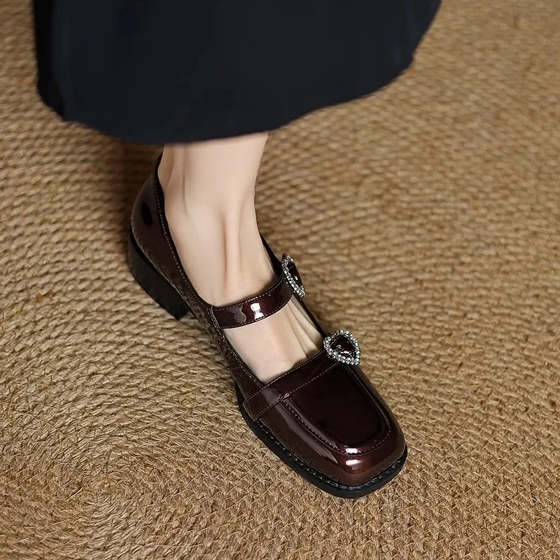 أحذية السيدات 2025 ماركة مشبك حزام المرأة عالية الكعب موضة كريستال مكتب ووظيفي جديد ساحة تو أفضل بائع عالية الكعب