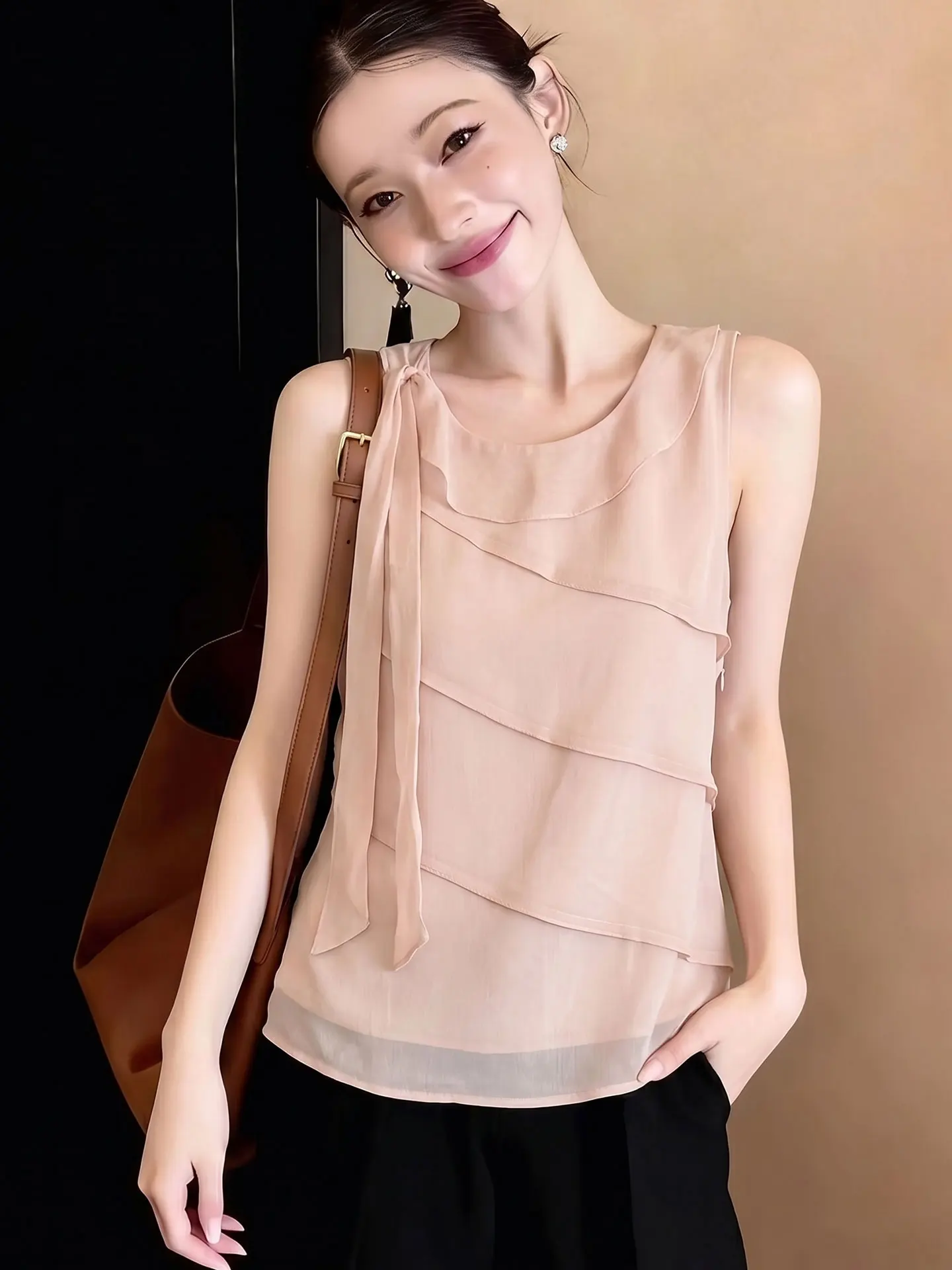

Korean Style Sweet Design Sleeveless Vest Women's Fashionable Elegant Summer Top Silk Material round Neck Straight Cut Shirt