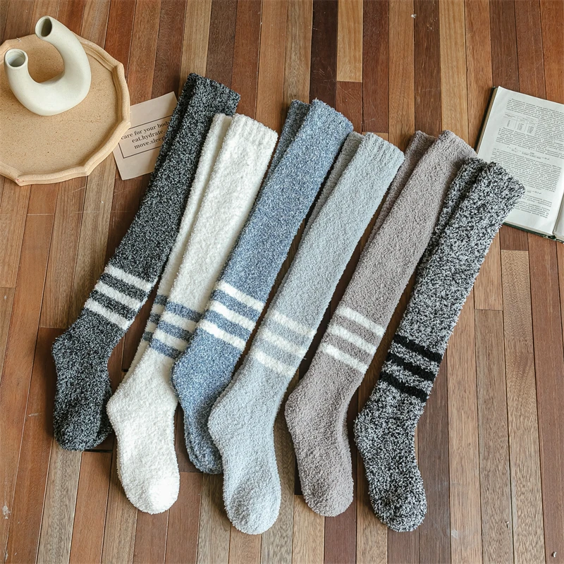 Calcetines largos y gruesos para hombre, medias térmicas de felpa para dormir por encima de la rodilla, sin caída, forro polar de Coral, rayas mullidas, Invierno