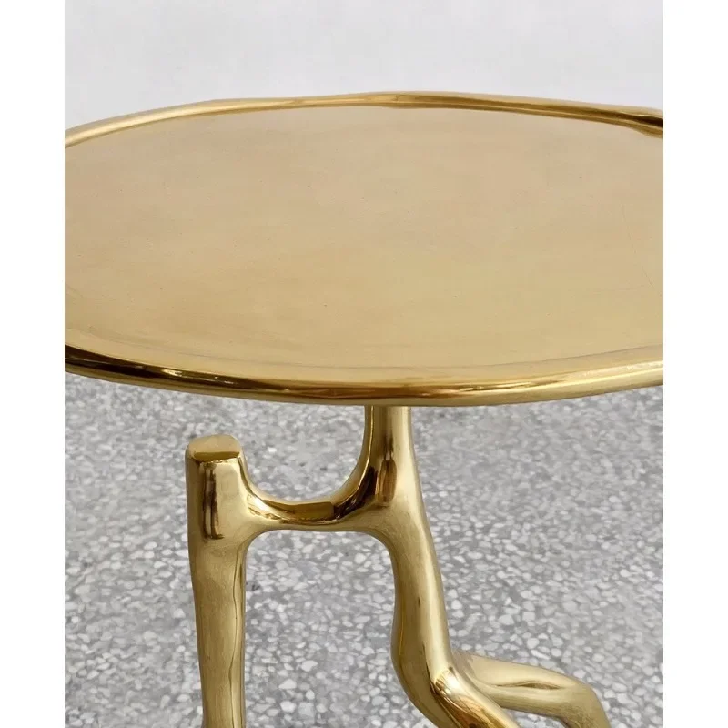 A few displays on the side of the sofa, a few decorative edges of a round high-end villa.