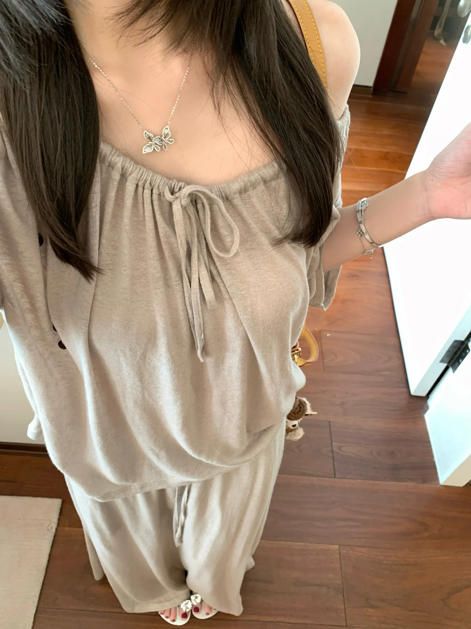 

Комплект Ego Studio: Свободное платье миди с коротким рукавом и эффектом похудения, с завязками на шее, для весеннего сезона