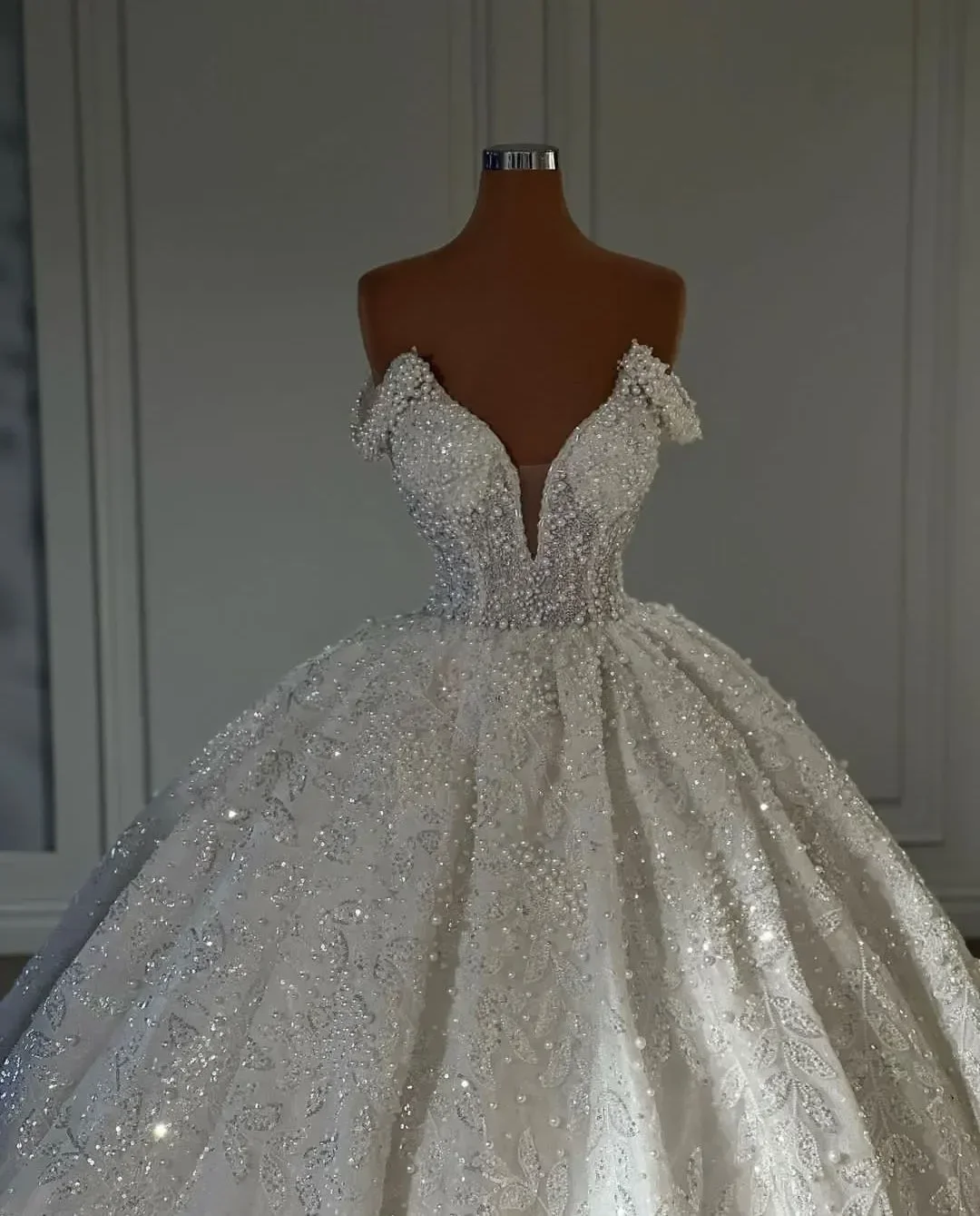 Maßgeschneiderte schulterfreie, glitzernde Prinzessinnen-Brautkleider, ärmellos, V-Ausschnitt, Ballkleid, Applikationen, Perlen, Brautkleider, formelle Kleider