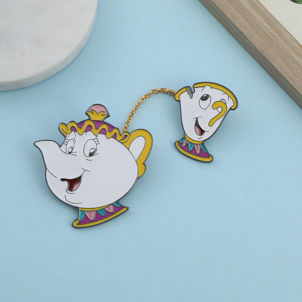 Broches esmaltados de tetera La Bella y La Bestia de películas de Disney, insignias de solapa bonitas de dibujos animados para mujer, accesorios de joyería para ropa