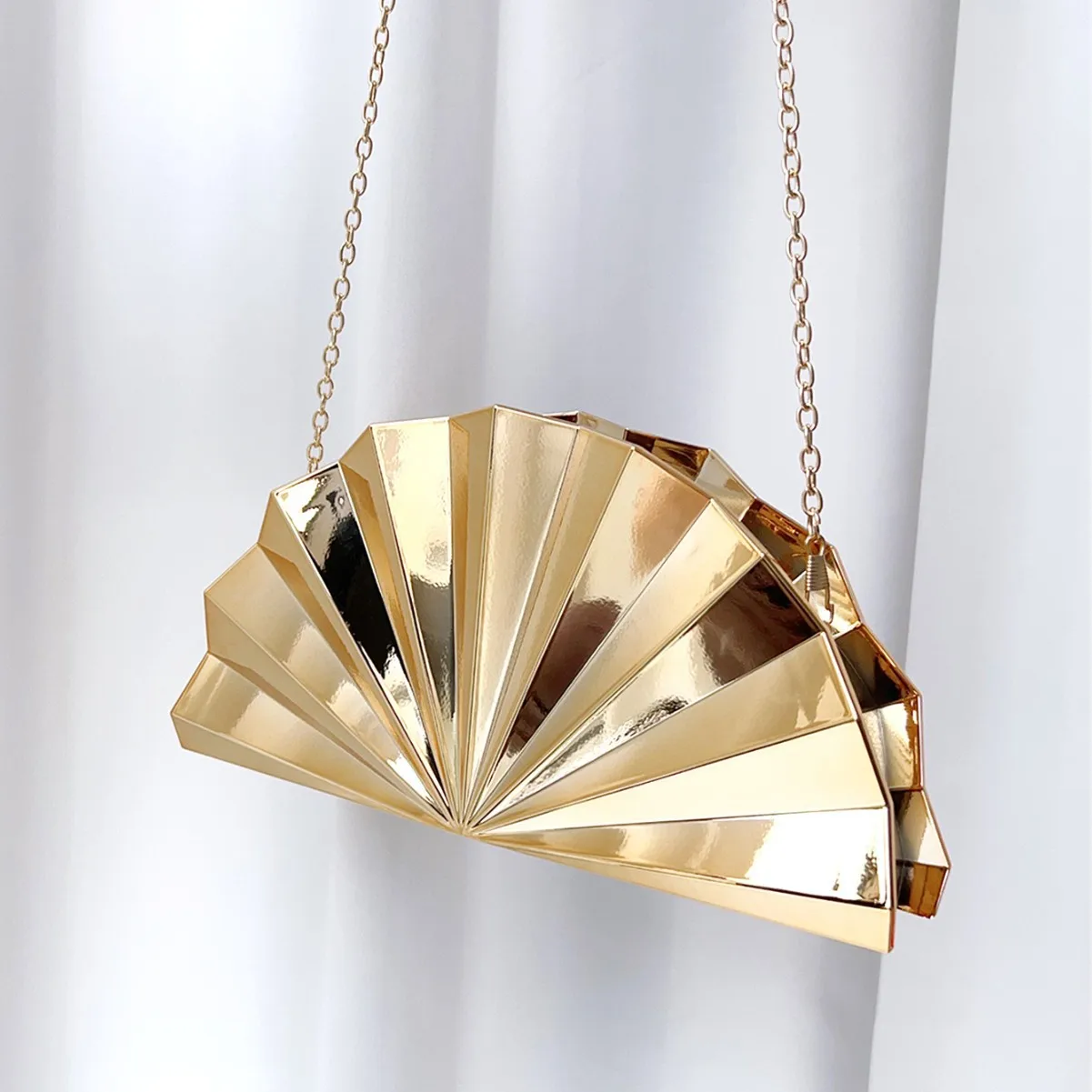 

Женская вечерняя сумка-клатч с бисером и пайетками, в форме веера, акриловая, с цепочкой