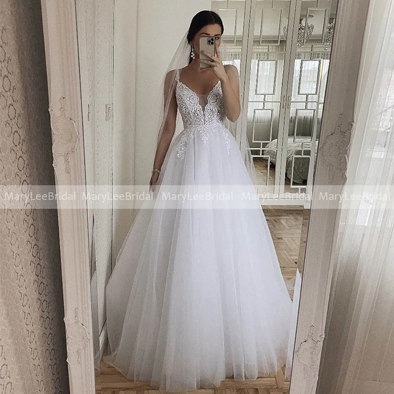 White A-line Wedding Dresses Spaghetti Straps Plunging V-neck Lace Appliques Tulle Boho Bridal Gowns Floor Length Bride Dress