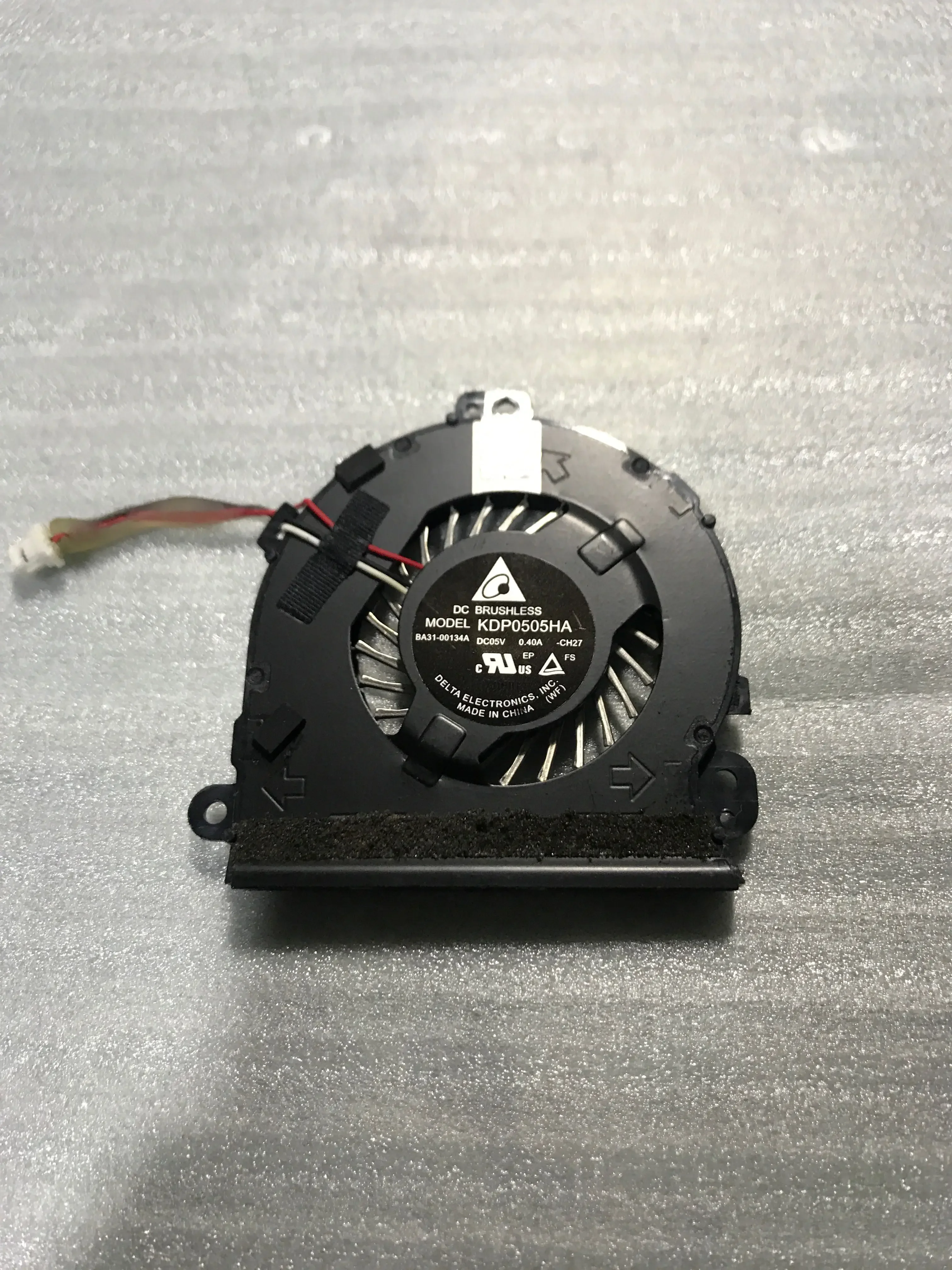 New CPU Cooler Fan For Samsung ATIV Smart PC Tablet XE700 XE700T1C XE700T1A-A06US XE700T1A BA31-00134A KDP0505HA 5V 0.4A CH27