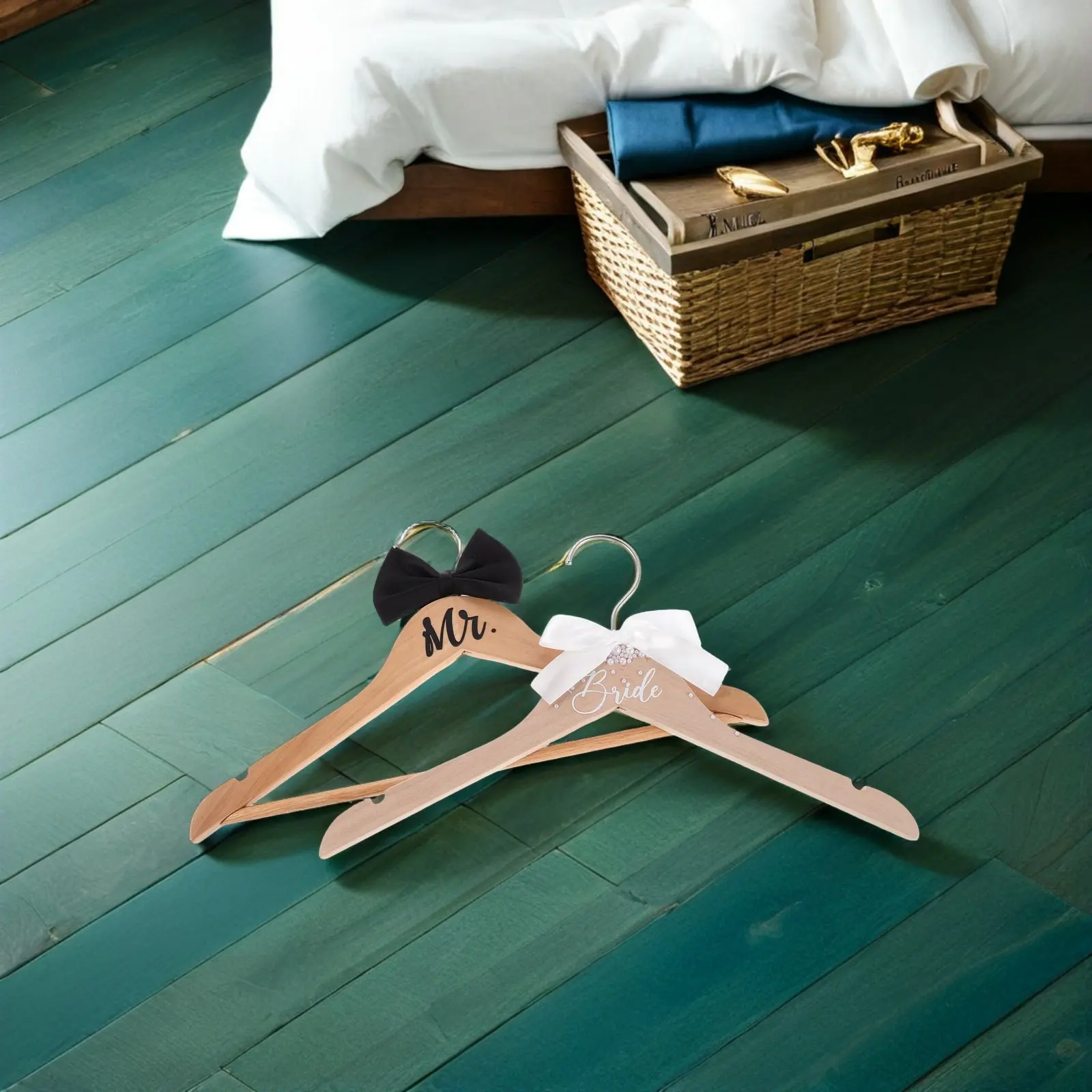 conjunto-de-2-cabides-de-madeira-para-noivos-com-acabamento-elegante-em-perolas-e-design-de-laco-para-exibicao-de-vestidos-de-noiva-e-ternos-de-casamento