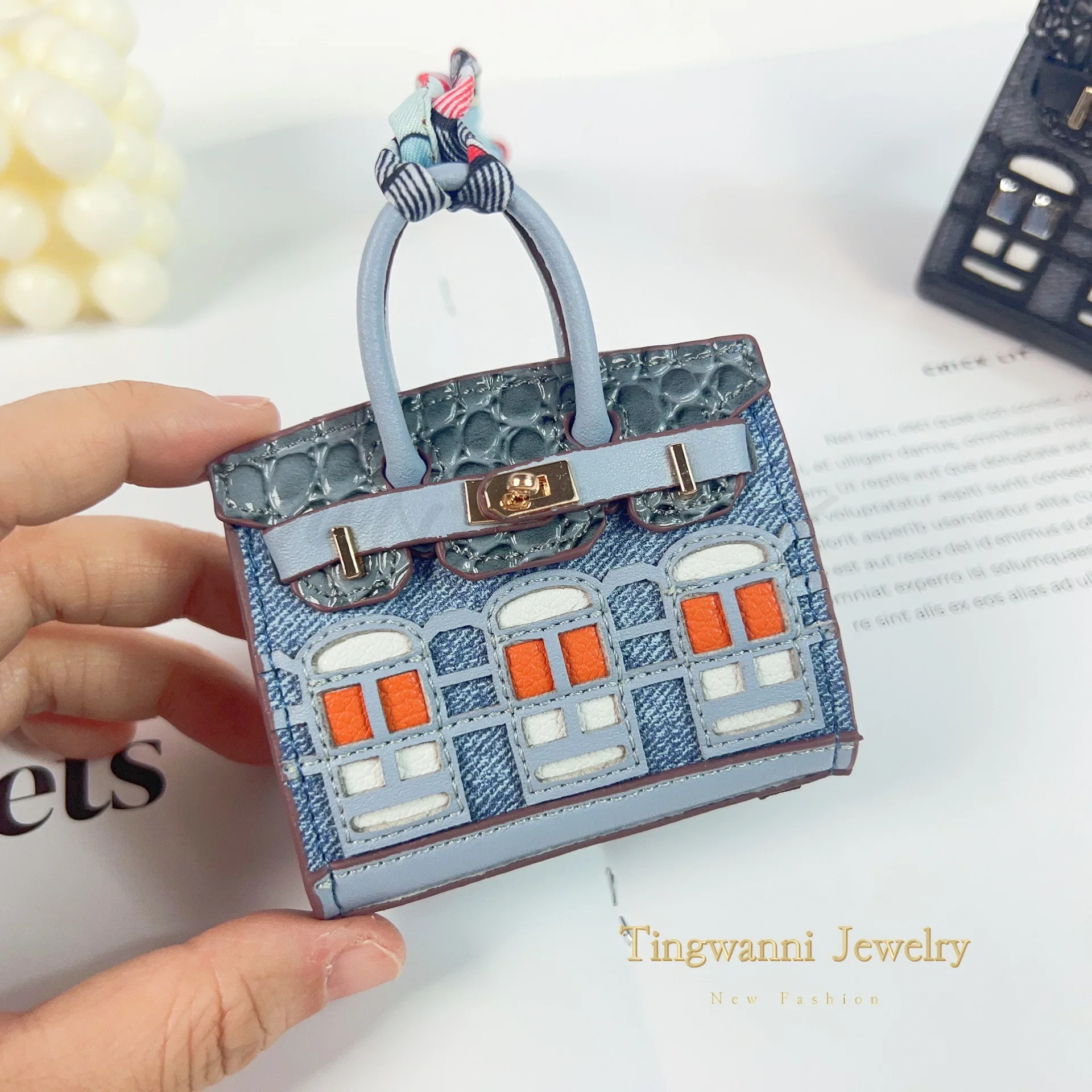 New Stylish Mini House-shaped Bag Charm, Multi-functional Portable Storage Pouch, Perfect for Lipstick, Earphones, and Car Keys