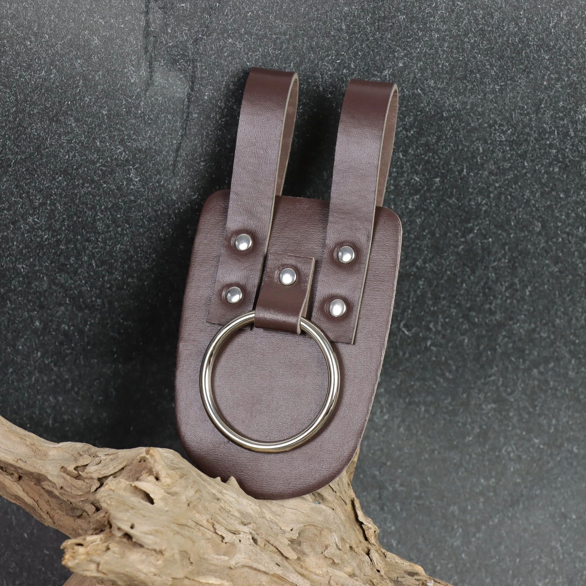 Medieval Fantasy VIKING NORSEMAN Soporte de eje de cuero marrón Rana con anillo, soporte de cintura para hachas