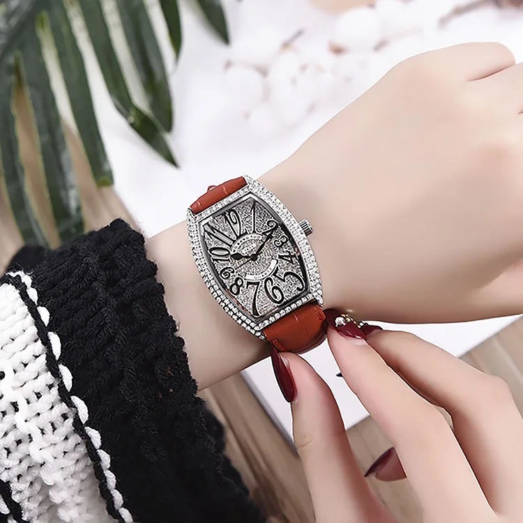 ساعة يد نسائية أنيقة، ساعة نسائية على شكل تونيو، ساعة كوارتز رقمية فضية، هدية نسائية، مناسبة للنساء.