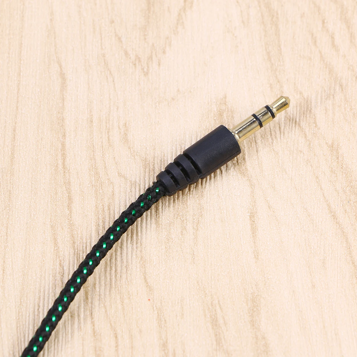 

Wire Earbuds In Ear Headphones Heavy Bass Sound Noise Cancelling Earphones 35MM Plug Microphone Compatible Cell Phones Music