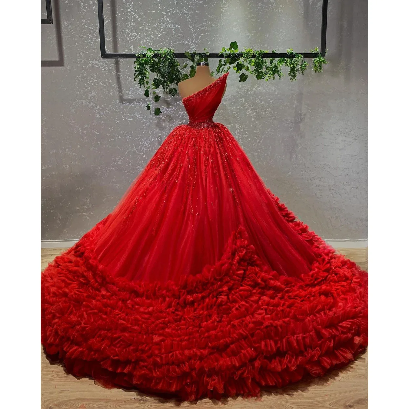 

Luxury Red Wedding Dresses Puffy Ruffles Sweep Train Bridal Ball Gowns Sleeveless Beading Sequin Tulle Women Evening Party Dress