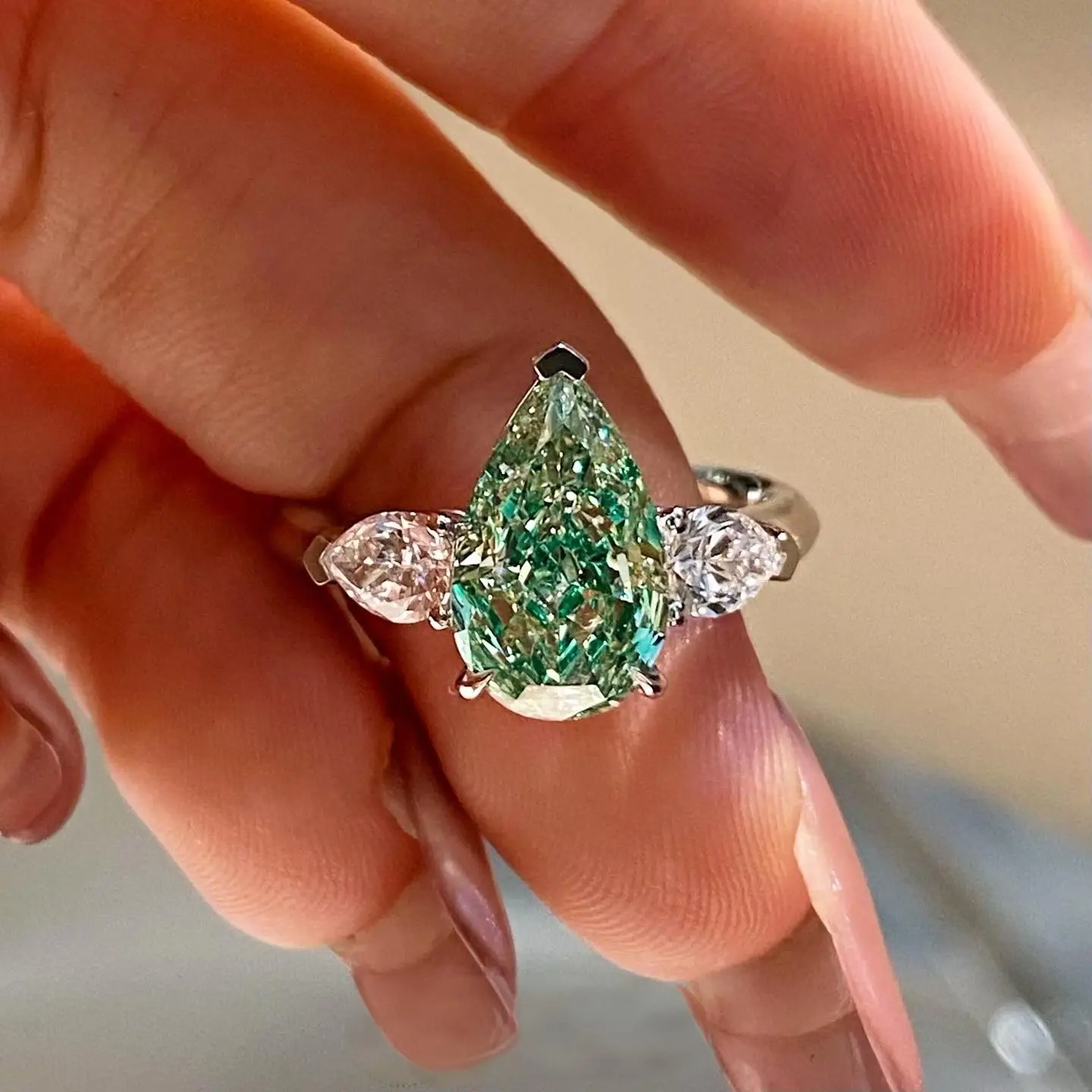 

18-каратное золото, твердое золото, лабораторное, грушевидное кольцо с тремя камнями и бриллиантом, зеленый бриллиант, 1 карат, обручальное кольцо на заказ, оптовая продажа