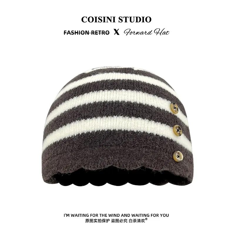 Japanische Herbst- und Wintermütze mit gestreiftem Farbblock-Design und Knöpfen, warme Outdoor-Mode-Kuppelmütze für Damen – Detail 3