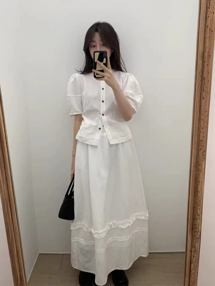 قميص ليانغليانغ الأبيض بأكمام فقاعية للنساء، تصميم صيفي جديد مع تنورة قصيرة مدمجة، طقم من قطعتين أنيق