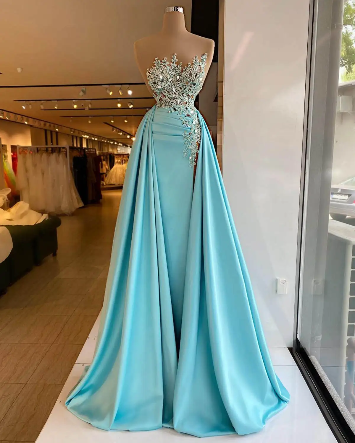 Glamorous Evening Gown Strapless A-Line Sleeveless Beaded Appliques Sweep Train Formal Dresses Vestido De Novia Custom Made