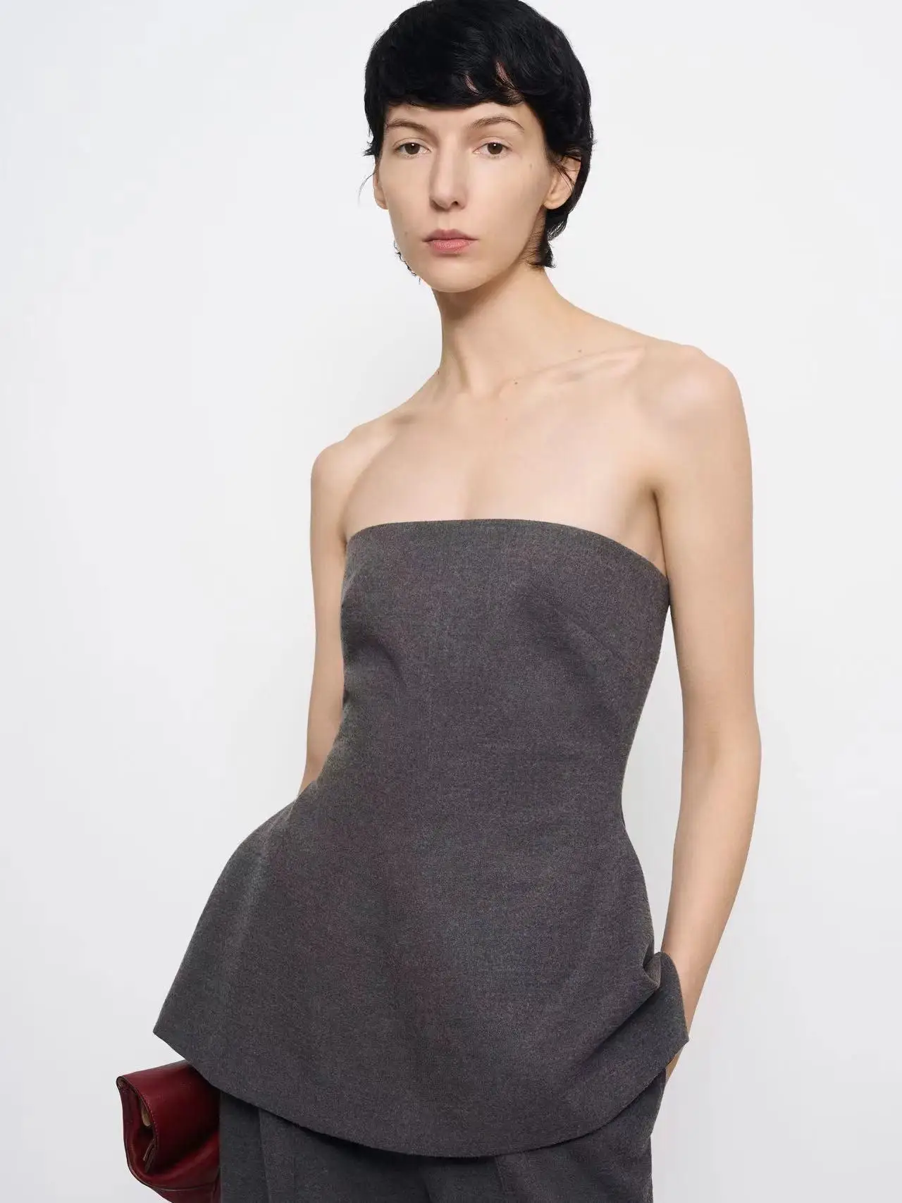 

Комплект Lespoir: матовый, воздушный, комфортный топ-халтер и длинные брюки. Элитная женская мода Весна 2025. Цветной.