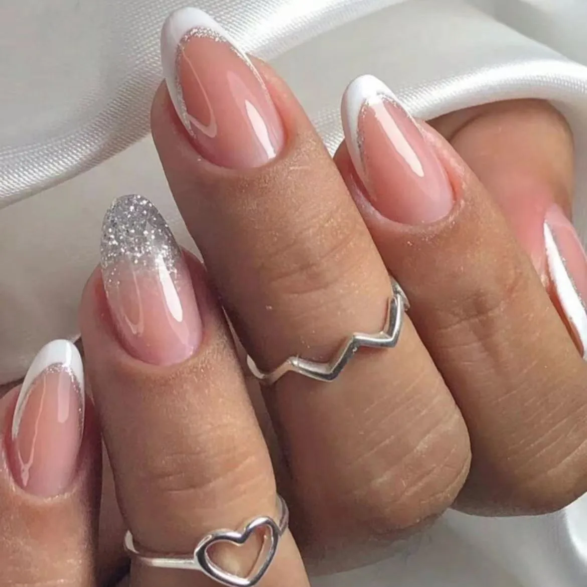 24 Stück, kurze, quadratische, künstliche Nägel in Nude-Rosa, mit goldenen Linien und einem Herzmuster, komplettes Set mit künstlichen Nägeln, 1 Nagelfeile und 1 Nagelklebestreifen. – Detail 12