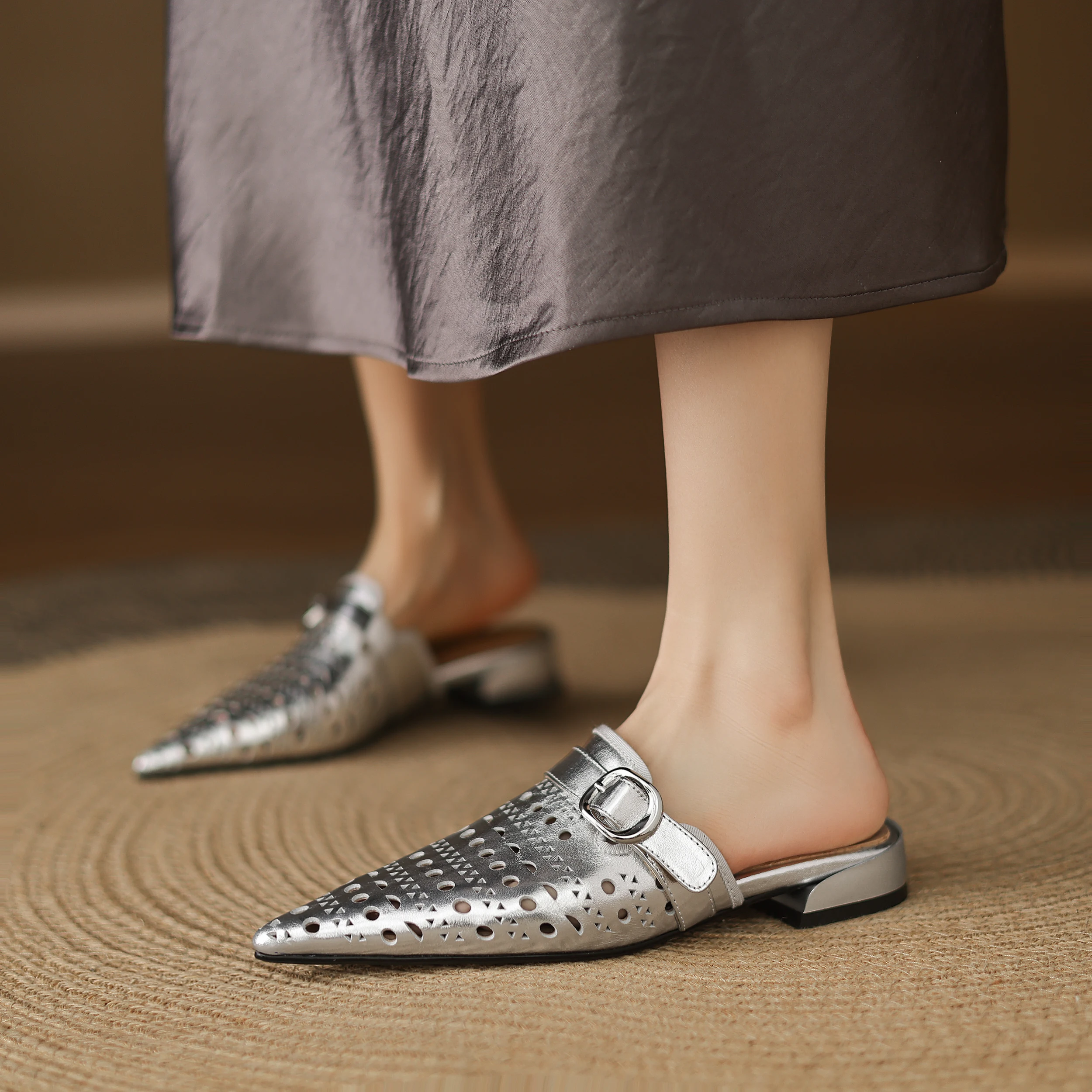 Neue Damen-Mules aus echtem Rindsleder, Slip-on-Sommersandalen mit runder Zehenpartie, modische flache Damenschuhe mit Aussparungen