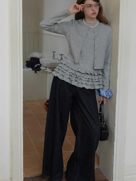 エレガントなグレーのシングルボタンラウンドネックTシャツ、レーストリム付き、多用途なレイヤードトップ、ユニークなデザイン、若々しくシックな女性のファッション