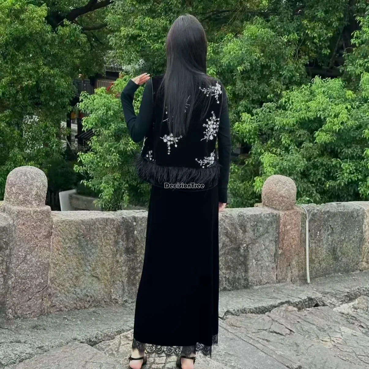 سترة نسائية مخملية جديدة على الطراز الصيني القديم لعام 2025 مع تطريز مطرز للخريف بدون أكمام سترة شيونغسام أنيقة