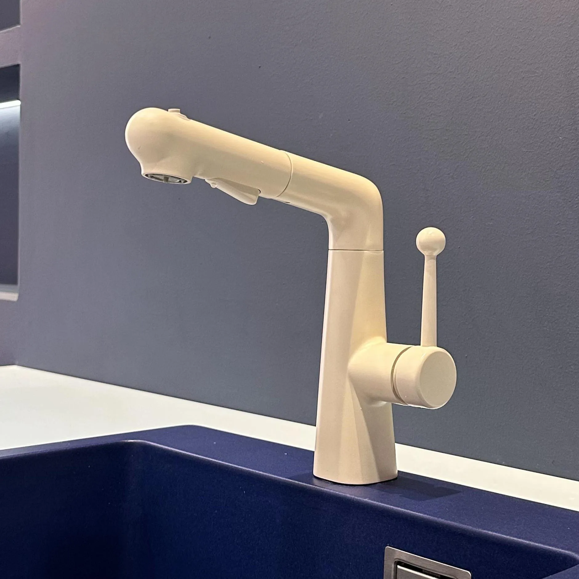 

Full copper pull-out basin faucet, washbasin with hot and cold rotation and expansion, can wash hair, rain and splash proof