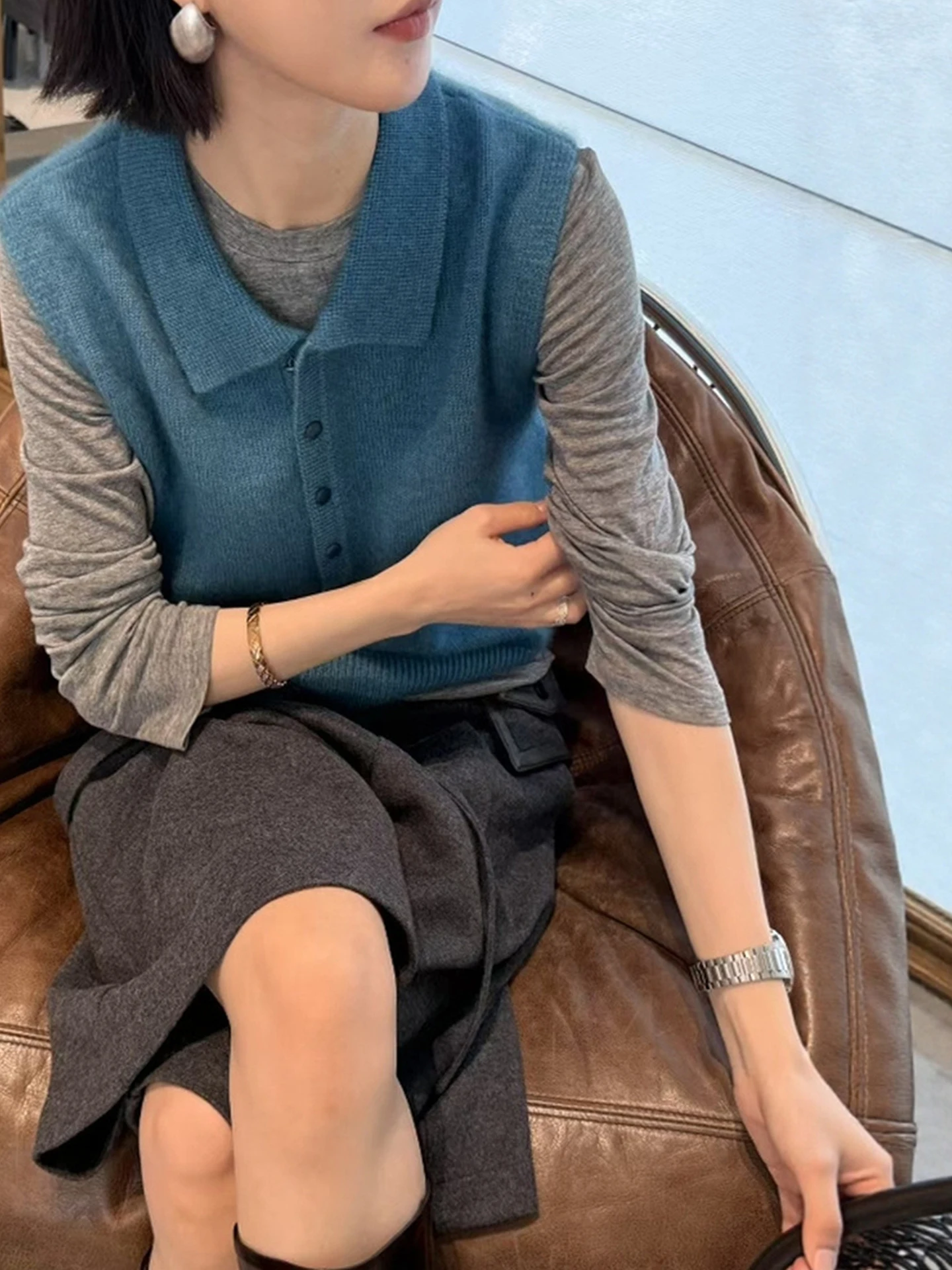 편안한 단색 레이어드 베스트 2025 가을 슬림핏 패셔너블 니트 탑 안티에이징 디자인 감각