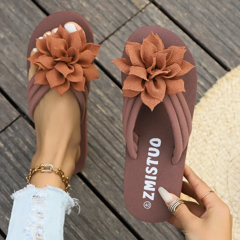 Plus-size Flat Flip Flops Female Flower Slippers Female Summer Wear Student Korean Pinch-foot Non-slip Beach Shoes High Heels