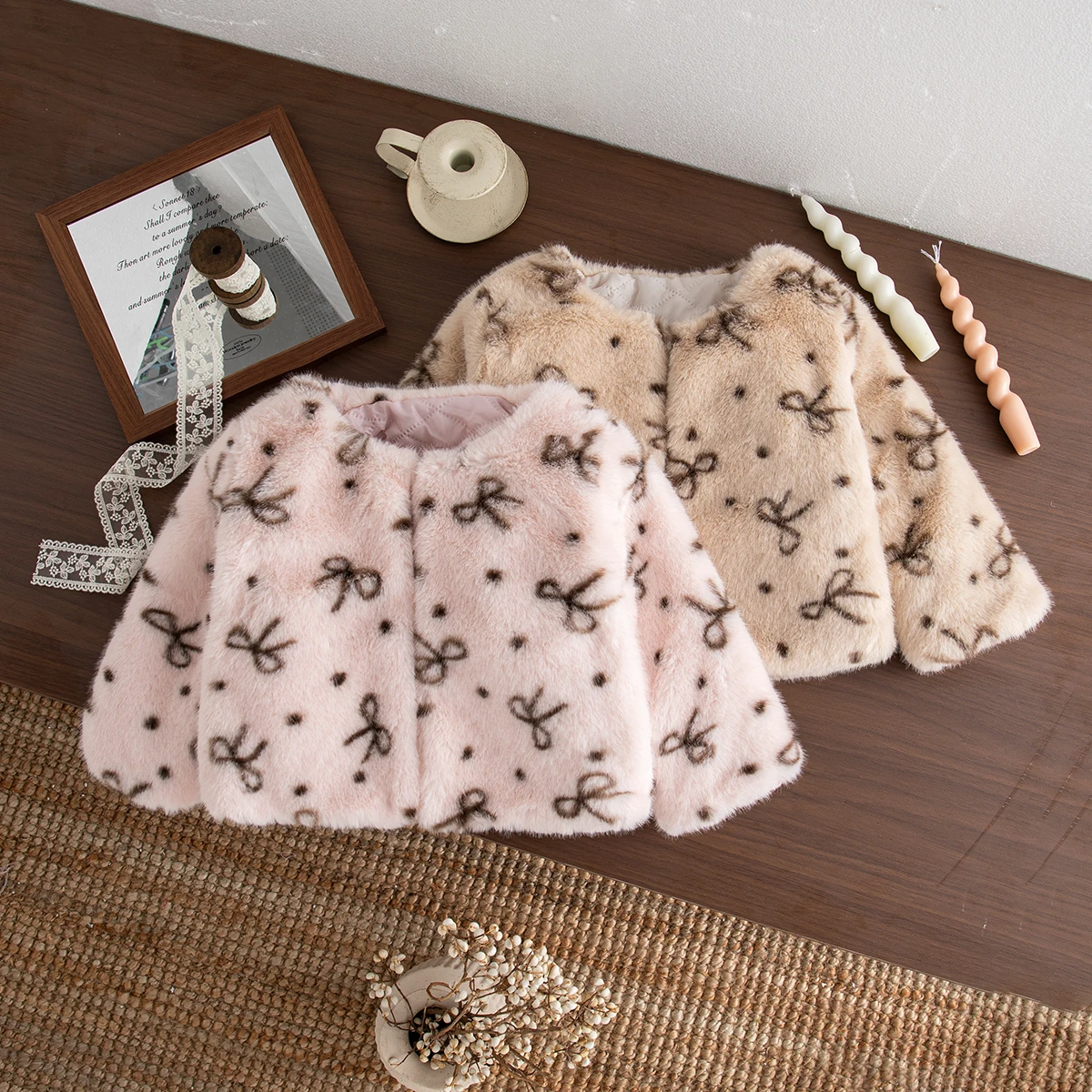 

Новое зимнее пальто для маленьких девочек, плюшевое пальто с длинными рукавами и принтом банта в корейском стиле для девочек, повседневная прогулка