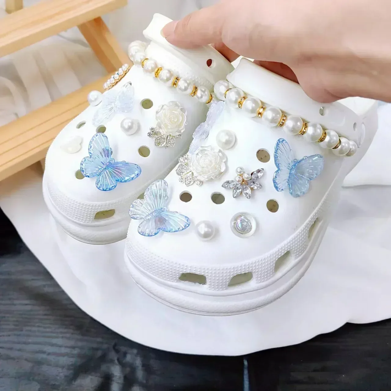 

Gradient Butterfly Shoe Charms for Crocs Rhinestone PVC Decorations Girl Garden Sandal Pearl Chain Clogs Pins Slipper Accessorie