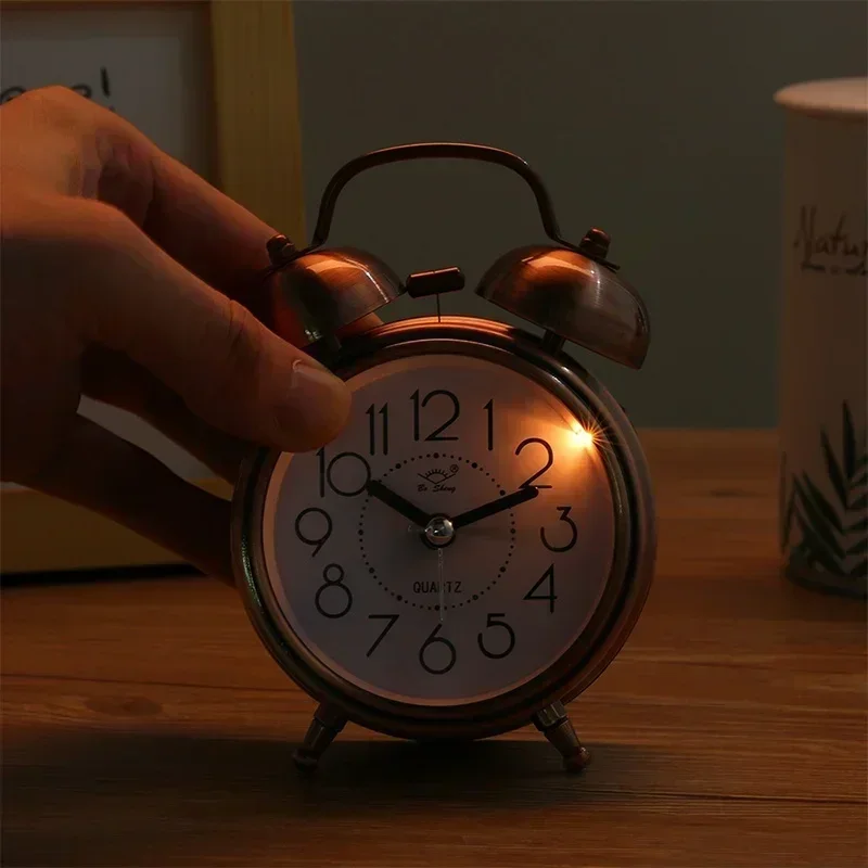 Alarm Clock Vintage Retro Silent Pointer Clocks Round Number Dual Bell Loud Alarm Clock Bedside Night Light Home Decors 2024