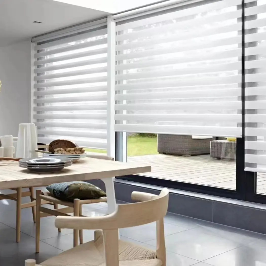 Image of Zebra-Rollos. Alternierende transparente und einfarbige Streifen. Schieben Sie den Schalter, um Licht und Privatsphäre anzupassen. Sauberes, modernes Design. Passt auf jedes Fenster. Maßgeschneidert