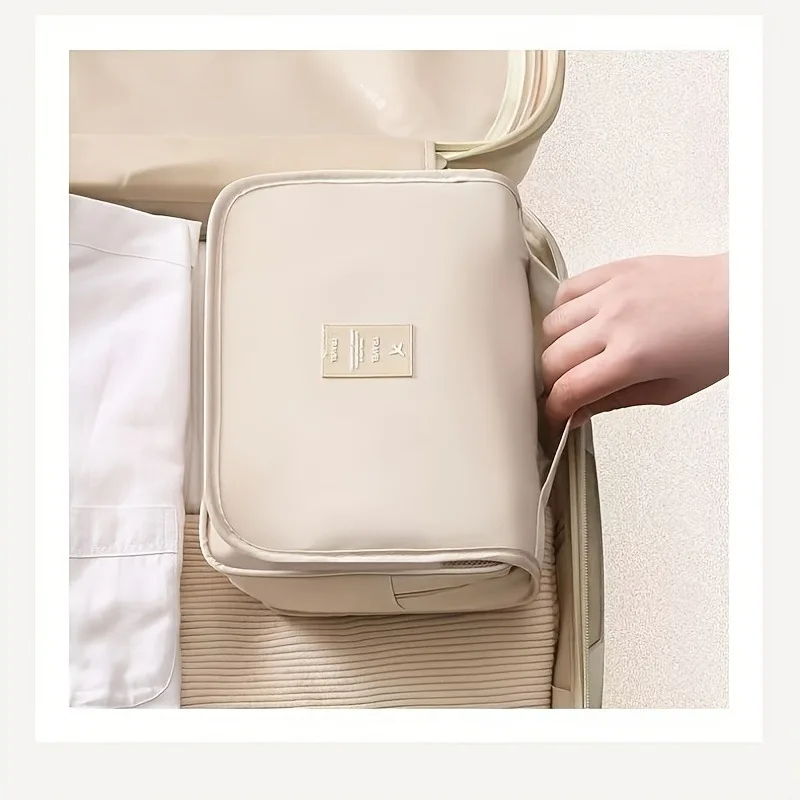 

Портативная дорожная косметичка с несколькими карманами и разделением на сухие и влажные отсеки